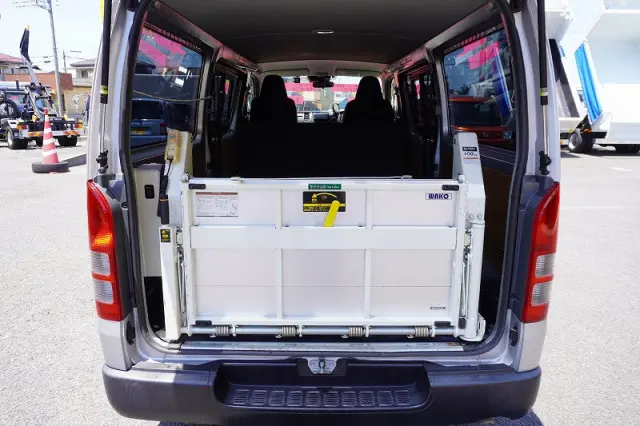 トヨタ ハイエースバン CBF-TRH200V(2WD)の写真24