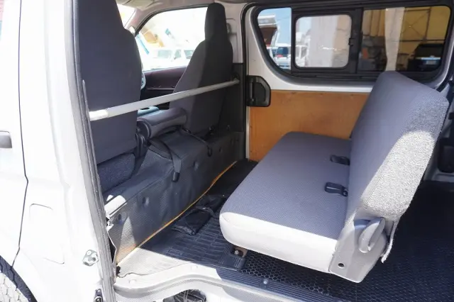トヨタ ハイエースバン CBF-TRH200V(2WD)の写真27