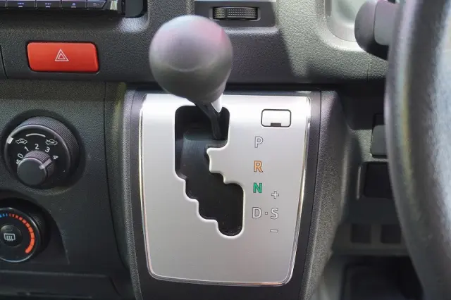 トヨタ ハイエースバン CBF-TRH200V(2WD)の写真31