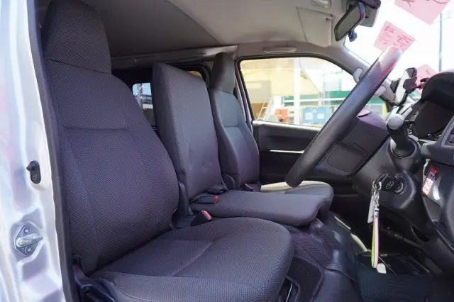 トヨタ ハイエースバン CBF-TRH200V(2WD)の写真37