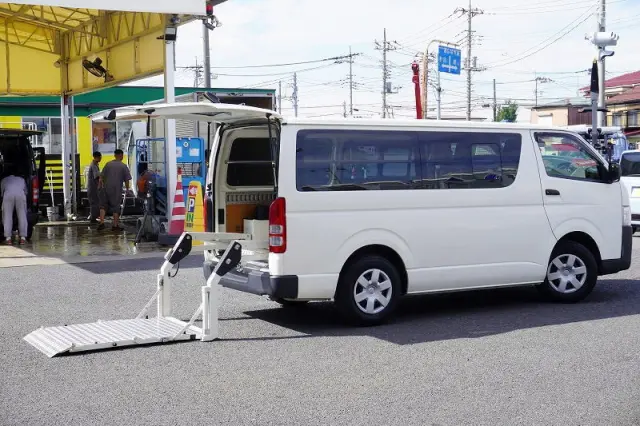 トヨタ ハイエースバン CBF-TRH200V(2WD)の写真9