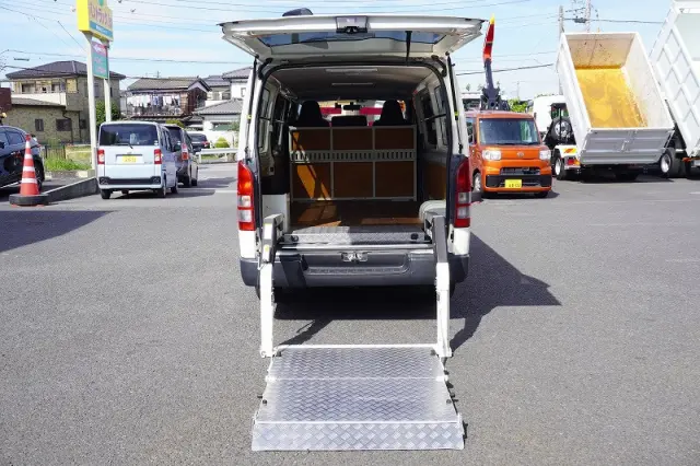 トヨタ ハイエースバン CBF-TRH200V(2WD)の写真15
