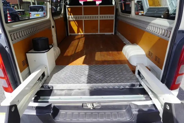 トヨタ ハイエースバン CBF-TRH200V(2WD)の写真16