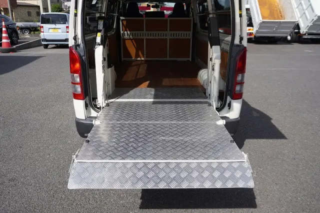 トヨタ ハイエースバン CBF-TRH200V(2WD)の写真22
