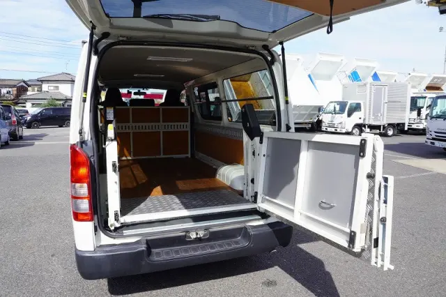 トヨタ ハイエースバン CBF-TRH200V(2WD)の写真23