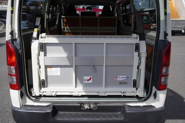 トヨタ ハイエースバン CBF-TRH200V(2WD)の写真24