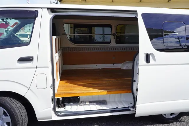 トヨタ ハイエースバン CBF-TRH200V(2WD)の写真28