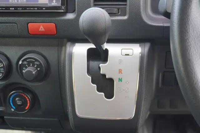 トヨタ ハイエースバン CBF-TRH200V(2WD)の写真30