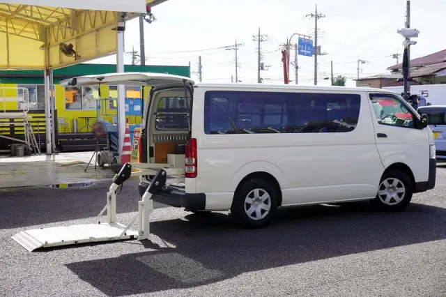 トヨタ ハイエースバン CBF-TRH200V(2WD)の写真9