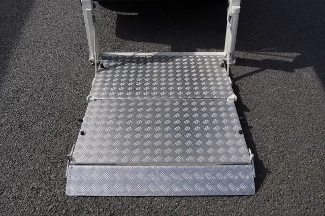 トヨタ ハイエースバン CBF-TRH200V(2WD)の写真19