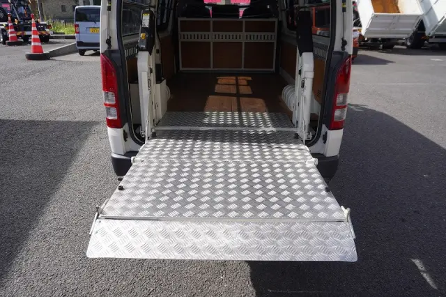 トヨタ ハイエースバン CBF-TRH200V(2WD)の写真22