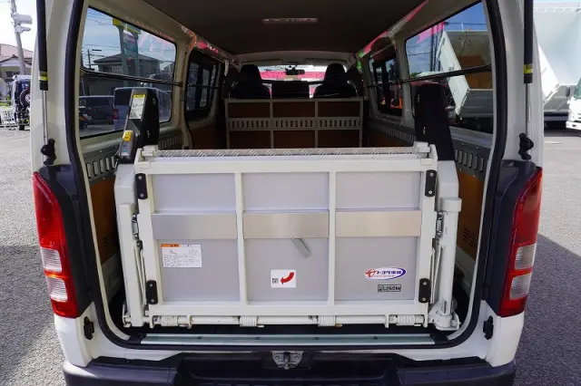 トヨタ ハイエースバン CBF-TRH200V(2WD)の写真23