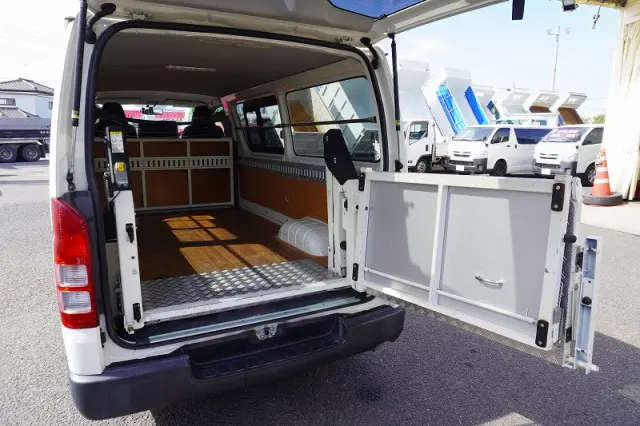 トヨタ ハイエースバン CBF-TRH200V(2WD)の写真24