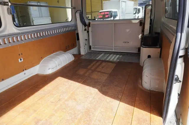 トヨタ ハイエースバン CBF-TRH200V(2WD)の写真25