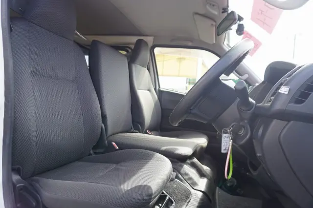 トヨタ ハイエースバン CBF-TRH200V(2WD)の写真37