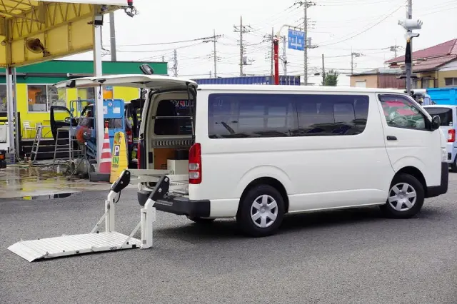 トヨタ ハイエースバン CBF-TRH200V(2WD)の写真9