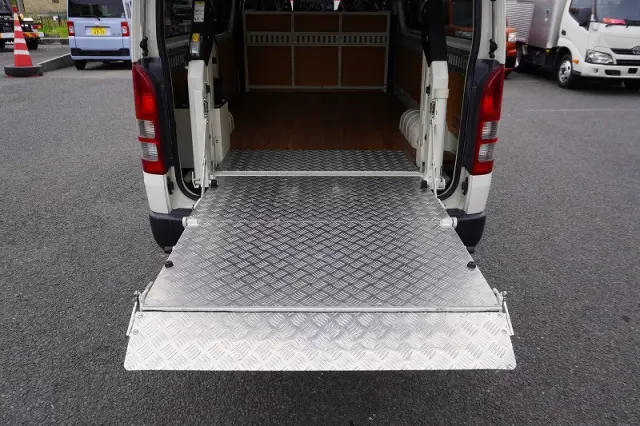 トヨタ ハイエースバン CBF-TRH200V(2WD)の写真22