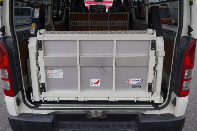 トヨタ ハイエースバン CBF-TRH200V(2WD)の写真23