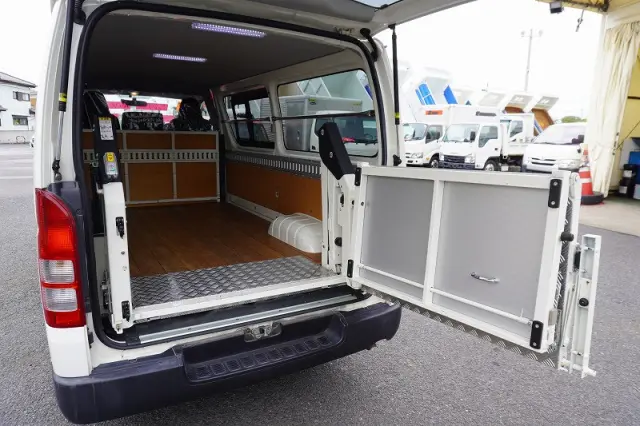 トヨタ ハイエースバン CBF-TRH200V(2WD)の写真24