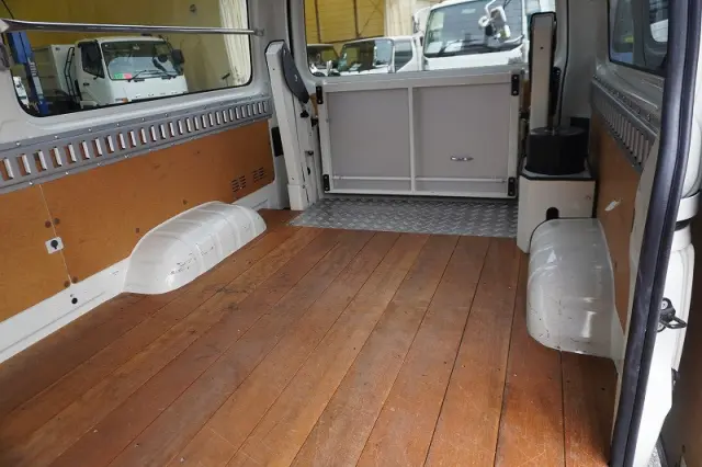 トヨタ ハイエースバン CBF-TRH200V(2WD)の写真25