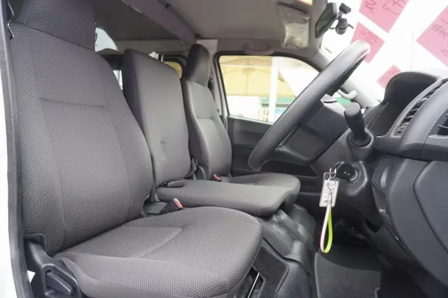 トヨタ ハイエースバン CBF-TRH200V(2WD)の写真36