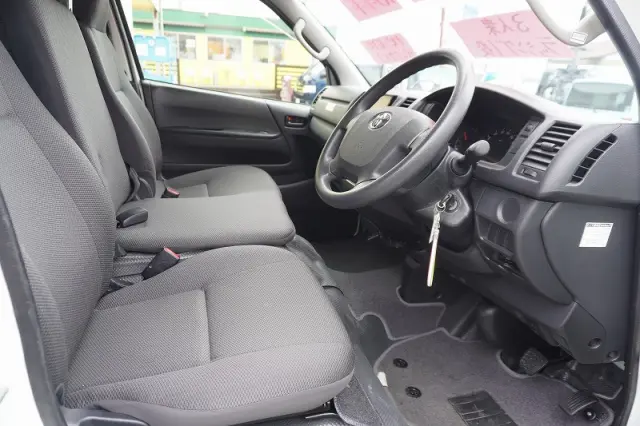 トヨタ ハイエースバン CBF-TRH200V(2WD)の写真37