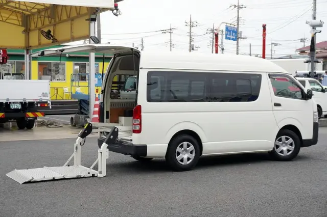 トヨタ ハイエースバン CBF-TRH200K(2WD)の写真9