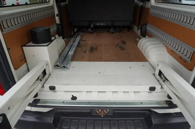 トヨタ ハイエースバン CBF-TRH200K(2WD)の写真16