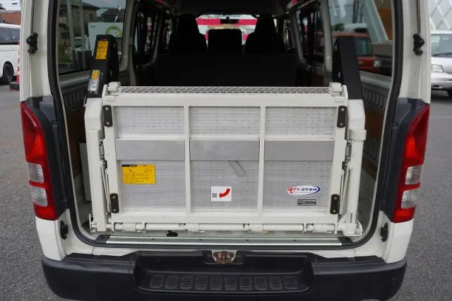 トヨタ ハイエースバン CBF-TRH200K(2WD)の写真22