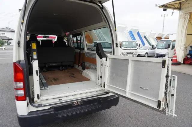 トヨタ ハイエースバン CBF-TRH200K(2WD)の写真23