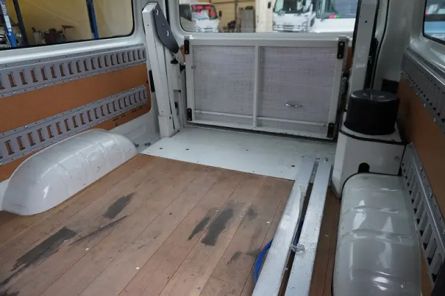 トヨタ ハイエースバン CBF-TRH200K(2WD)の写真24