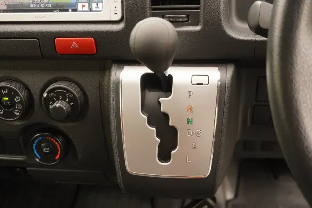 トヨタ ハイエースバン CBF-TRH200K(2WD)の写真30