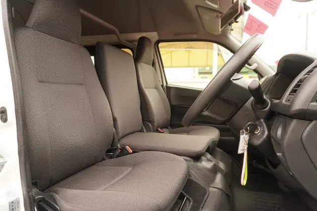 トヨタ ハイエースバン CBF-TRH200K(2WD)の写真36