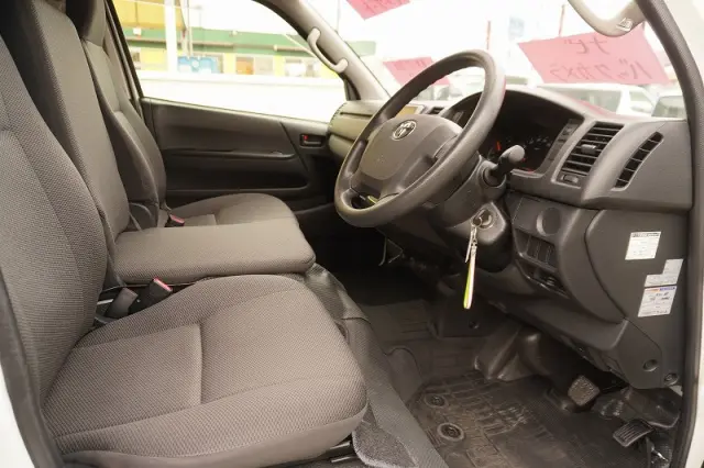 トヨタ ハイエースバン CBF-TRH200K(2WD)の写真37