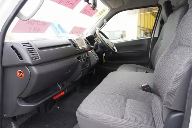 トヨタ ハイエースバン CBF-TRH200K(2WD)の写真38