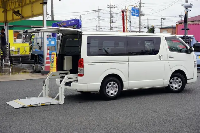 トヨタ ハイエースバン CBF-TRH200V(2WD)の写真9