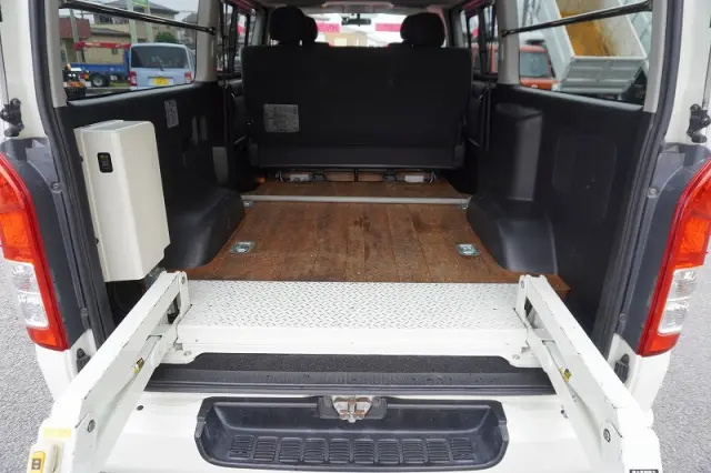 トヨタ ハイエースバン CBF-TRH200V(2WD)の写真16
