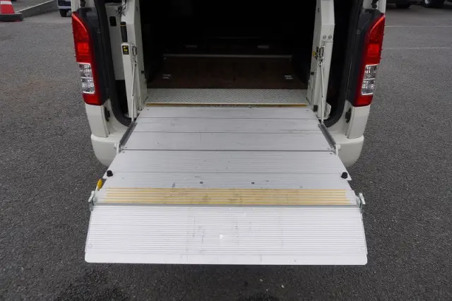 トヨタ ハイエースバン CBF-TRH200V(2WD)の写真22