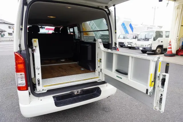トヨタ ハイエースバン CBF-TRH200V(2WD)の写真24