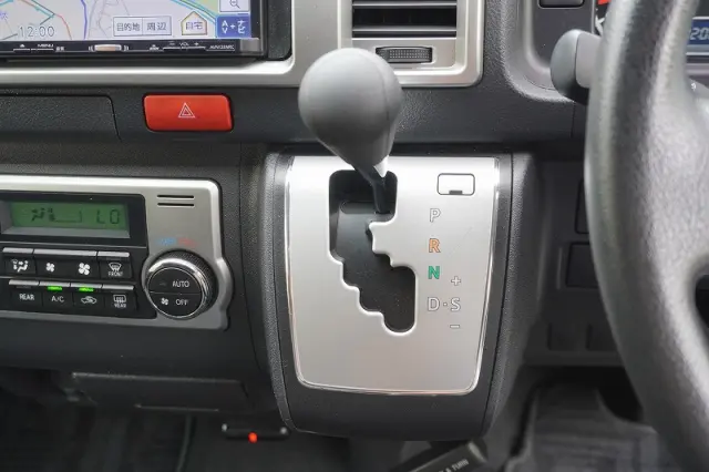 トヨタ ハイエースバン CBF-TRH200V(2WD)の写真34