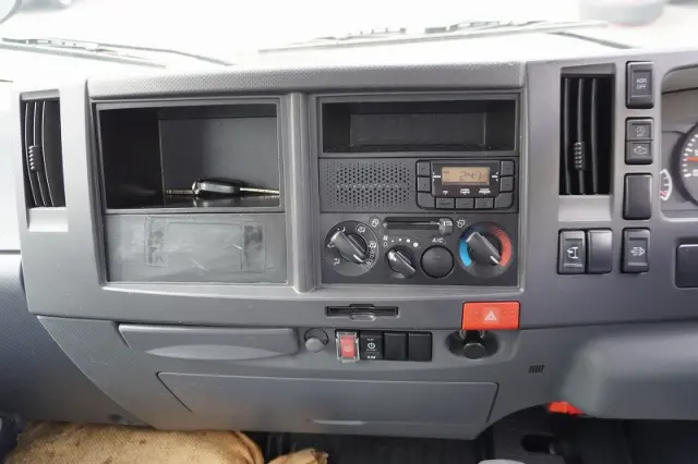 いすゞ エルフ TRG-NLR85AN(2WD)の写真32