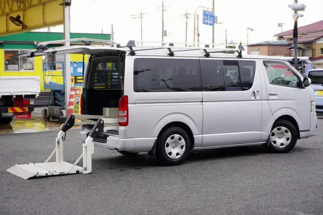 トヨタ ハイエースバン CBF-TRH200V(2WD)の写真9