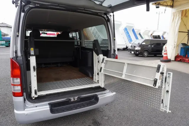 トヨタ ハイエースバン CBF-TRH200V(2WD)の写真23