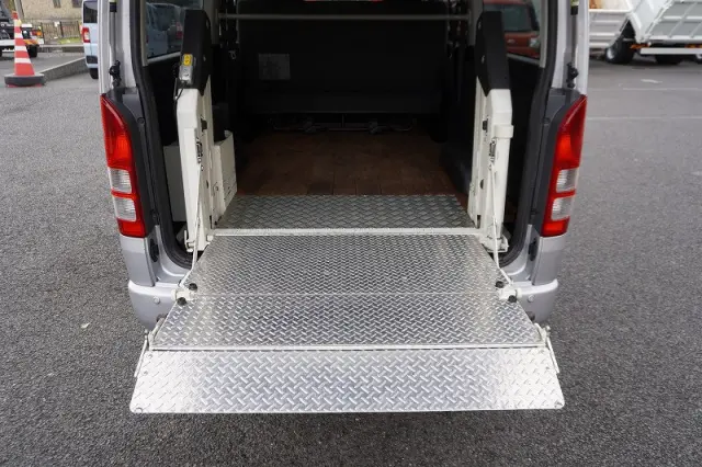 トヨタ ハイエースバン CBF-TRH200V(2WD)の写真24