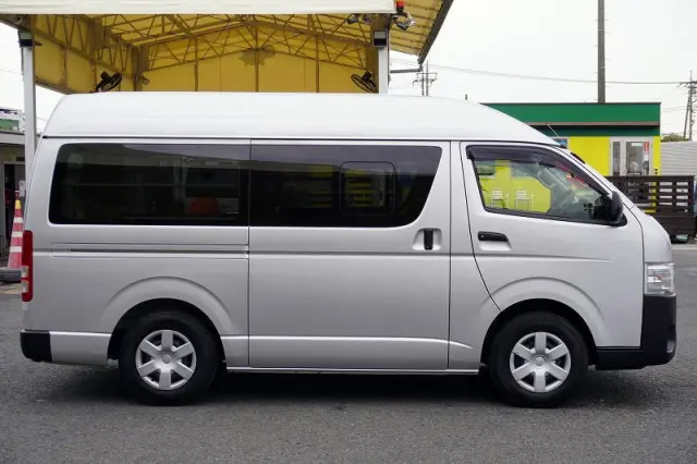 トヨタ ハイエースバン CBF-TRH200K(2WD)の写真5