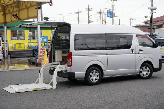 トヨタ ハイエースバン CBF-TRH200K(2WD)の写真9