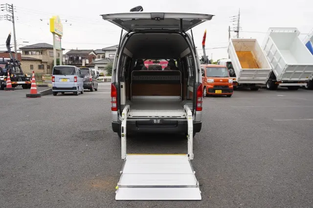 トヨタ ハイエースバン CBF-TRH200K(2WD)の写真15