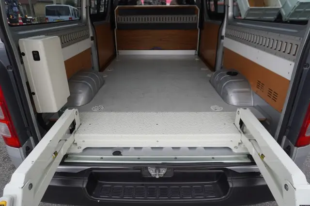トヨタ ハイエースバン CBF-TRH200K(2WD)の写真16