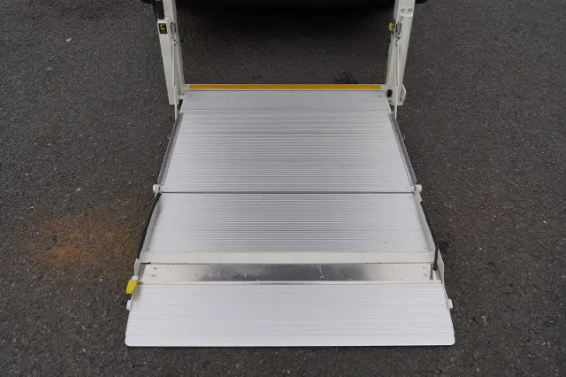 トヨタ ハイエースバン CBF-TRH200K(2WD)の写真19