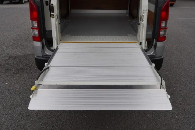 トヨタ ハイエースバン CBF-TRH200K(2WD)の写真22